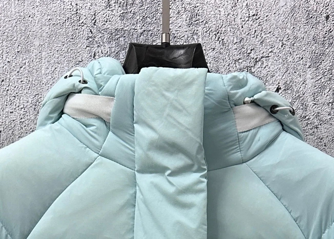 P740 【𝗖𝗔𝗡𝗔𝗗𝗔 𝗚𝗢𝗢𝗦𝗘】Capsule Series Macaron White Label Fabric: Made of soft EnduraLuxe fabric imported from DuPont, CORDURA, USA, which enhances the durability of easy-to-wear parts, is lightweight and durable; the liner is made of 400T anti-velvet gallbladder, which is comfortable, soft and non-velvet. : Equipped with a detachable hood, which can be adjusted in two directions, and is also filled with down, which brings greater softness and wrapping around the head and neck, and is full of warmth. This parka features white trim on the back and sides, and the hardware locks are all original and custom-made to match the muted fabric color. Goose label: The official website’s new series of silicone material labels, non-embroidery labels. Length: Fit hip-length. Size: XS-L